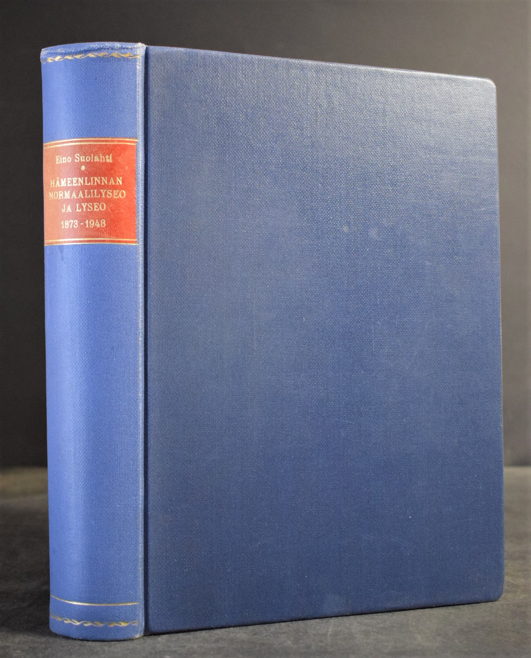 Suolahti, Eino: Hämeenlinnan normaalilyseo ja Lyseo 1873-1948. Elämäkerrallisia tietoja Hämeenlinnan normaalilyseon entisistä opettajista ja oppilaista sekä Hämeenlinnan lyseon entisistä ja nykyisistä opettajista sekä entisistä oppilaista