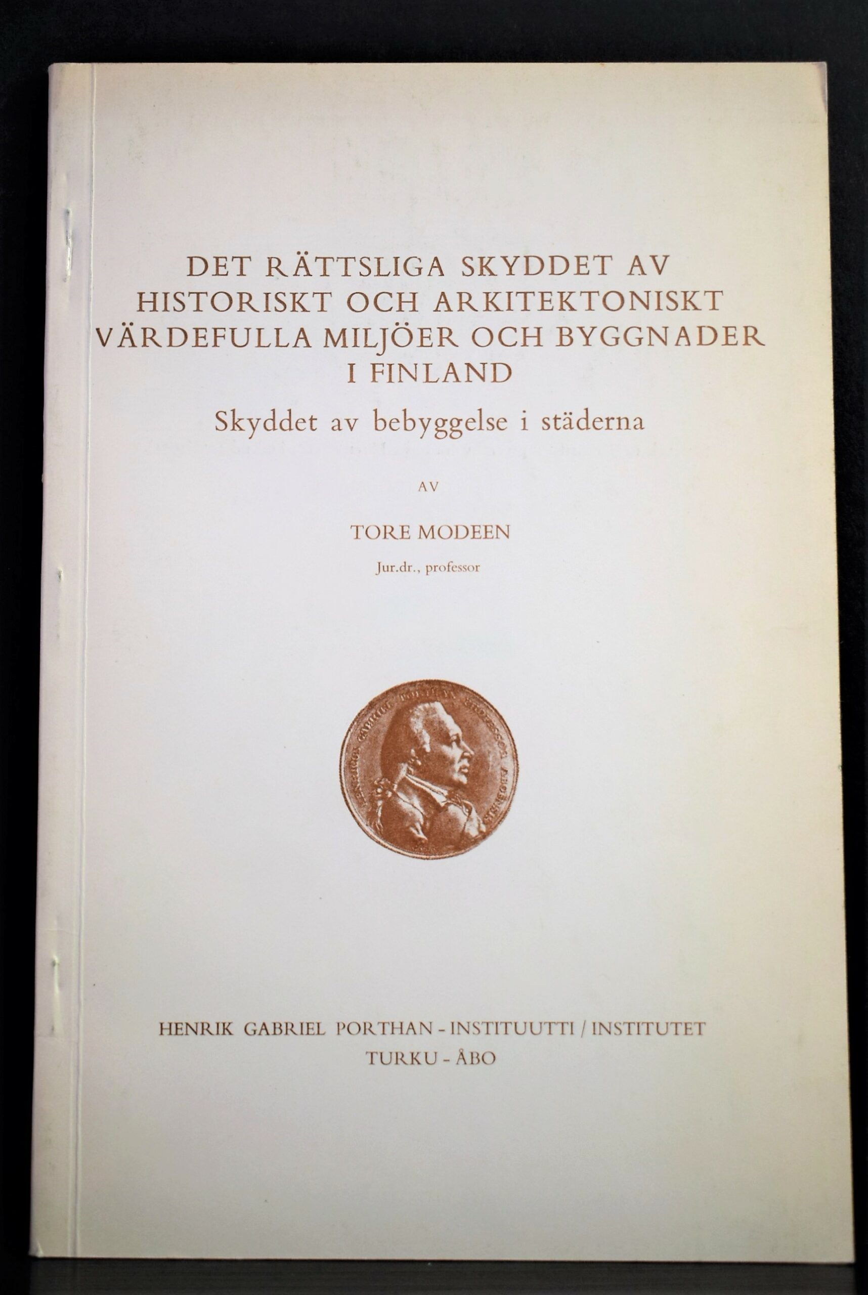 Modeen, Tore: Det rättsliga skyddet av historiskt och arkitektoniskt värdefulla miljöer och byggnader i Finland. Skyddet av bebyggelse i städerna