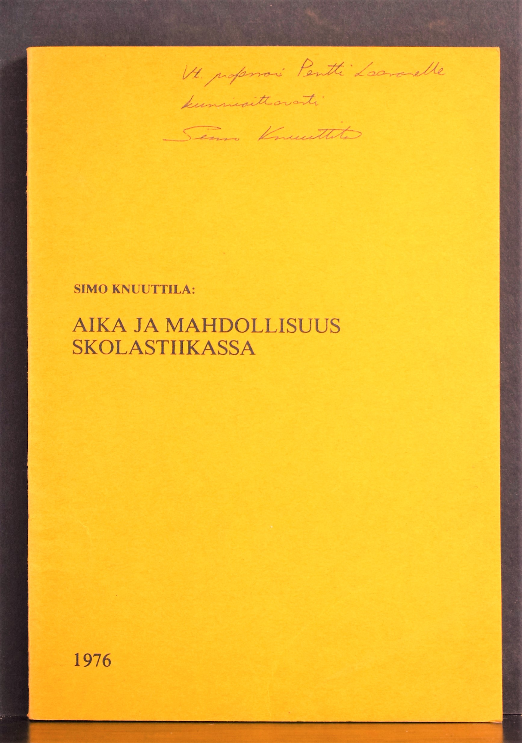 Simo Knuuttila (1946-) "Aika ja modaliteetti Aristotelisessa skolastikassa" Sisältää myös "Jumalan mahdollisuuksien lisääntyminen keskiajalla" (erillispainos) sekä "Duns Scotus ja mahdollisuuden 'statistisen' tulkinnan kritiikki". Kirjan kannessa tekijän omiste.