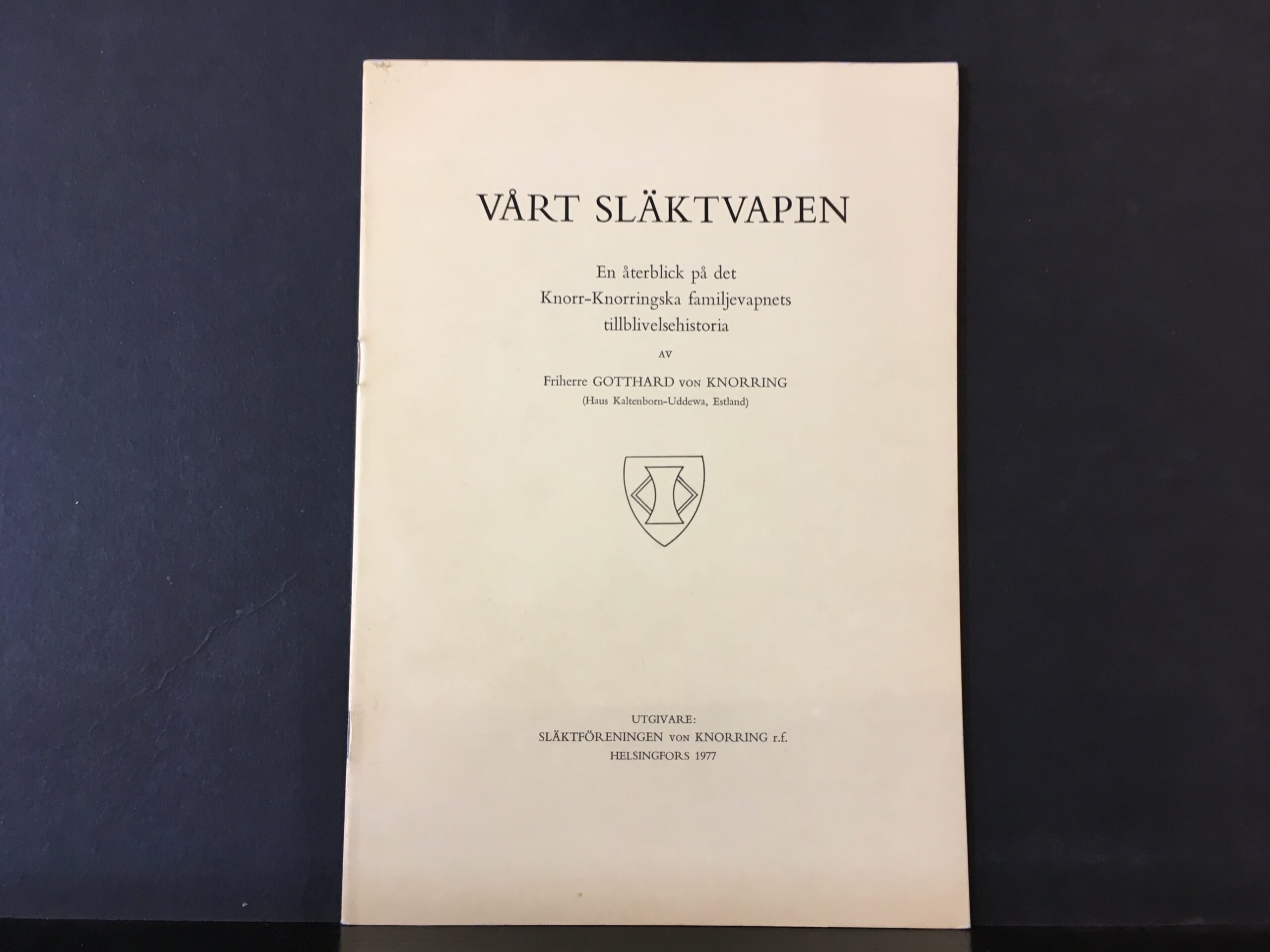 Knorring, von Gotthard: Vårt släktvapen. En återblick på det Knorr-Knorringska familjevapnets tillblivelsehistoria