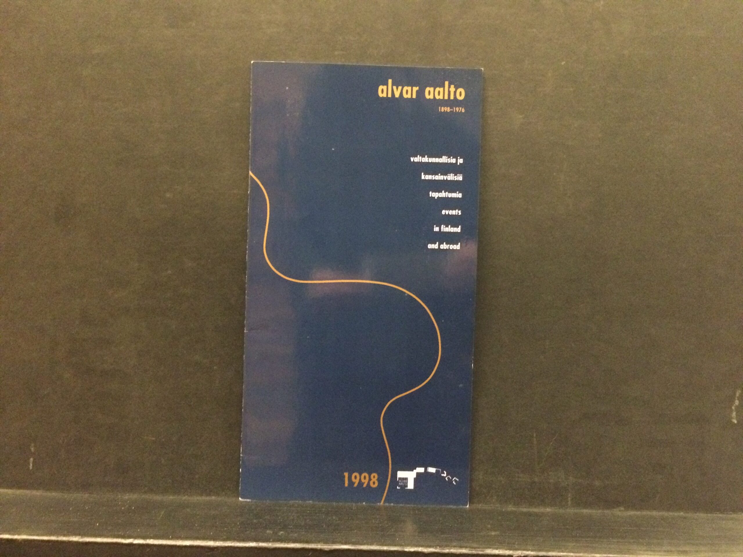 Alvar Aalto 1898–1976. Alvar Aallon satavuotisjuhlavuosi. The Alvar Aalto centenary, 1998. Valtakunnallisia ja kansainvälisiä tapahtumia. Events in Finland and abroad (esite, brochure)