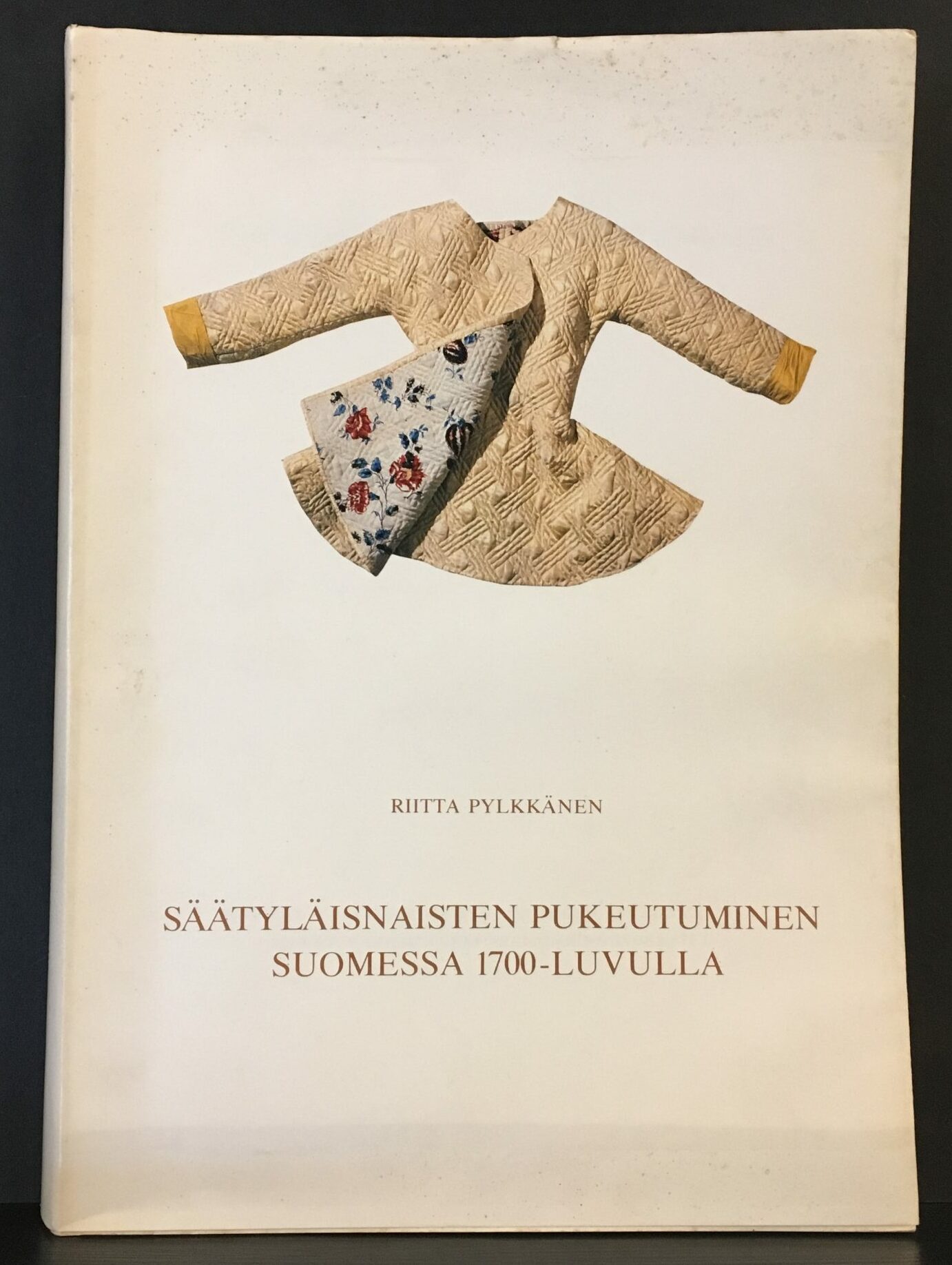 Riitta Pylkkänen Säätyläisnaisten pukeutuminen Suomessa 1700-luvulla