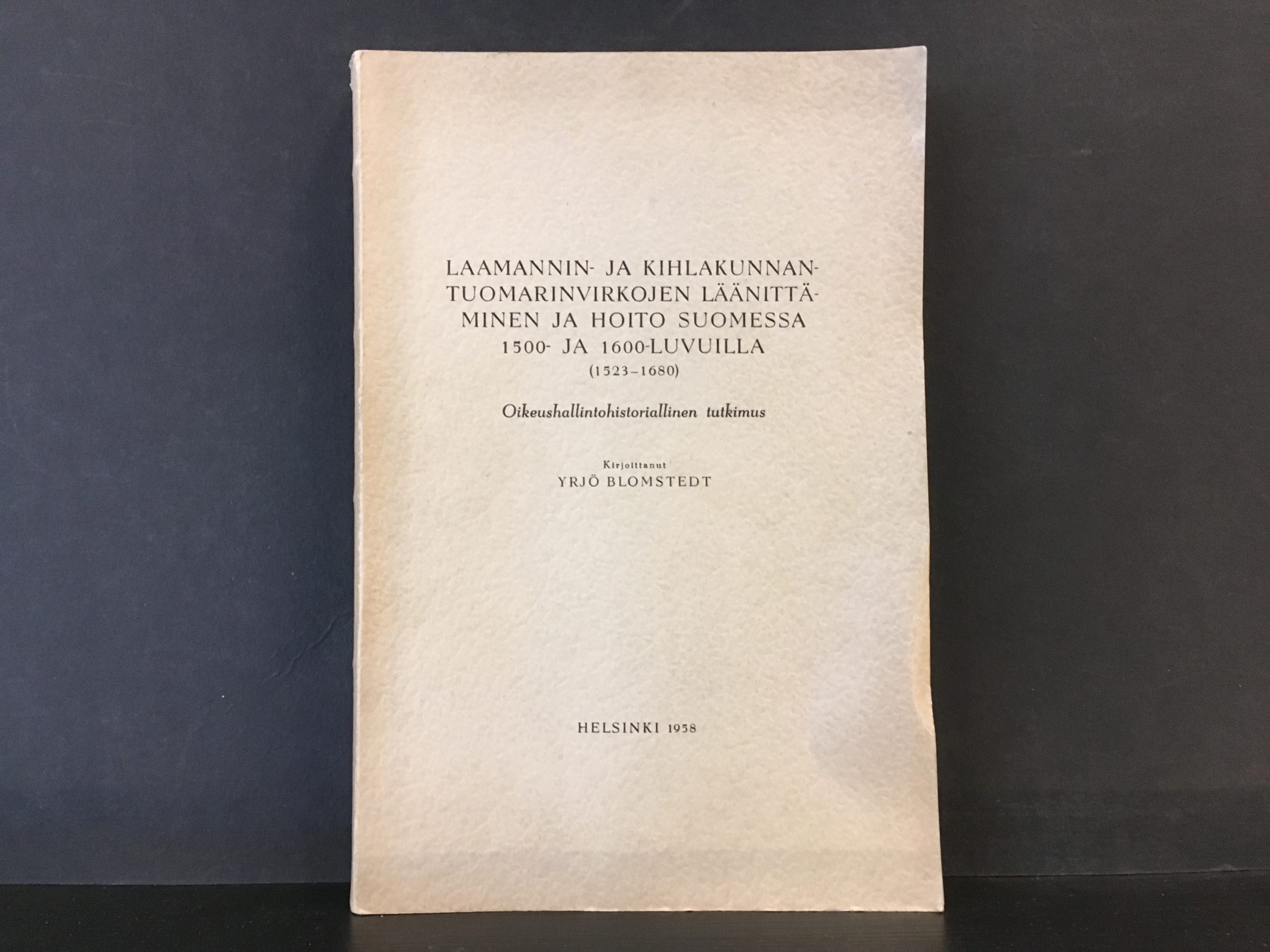 Blomstedt, Yrjö: Laamannin- ja kihlakunnantuomarinvirkojen läänittäminen ja hoito Suomessa 1500- ja 1600-luvuilla (1523–1680). Oikeushallintohistoriallinen tutkimus