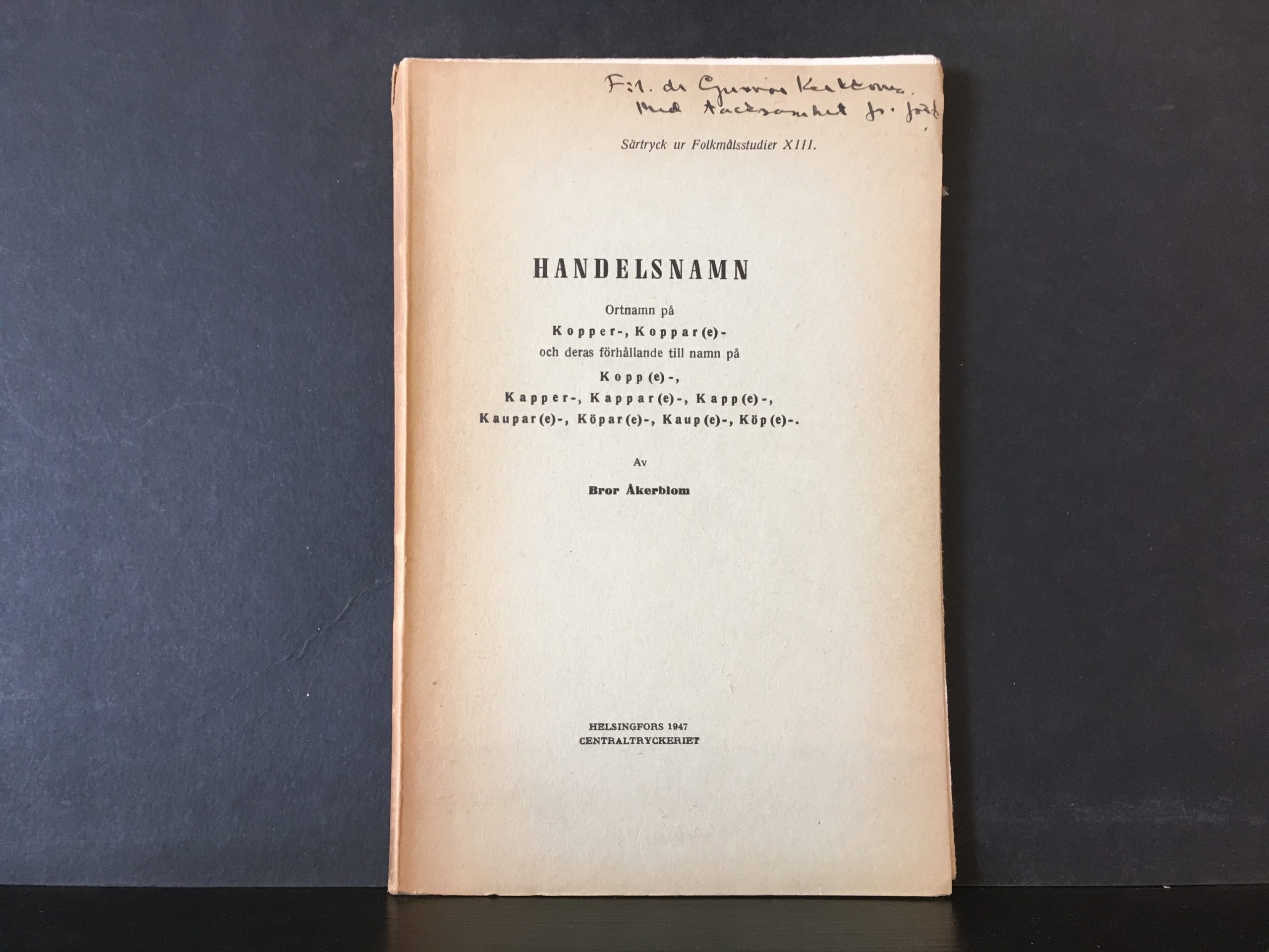 Åkerblom, Bror: Handelsnamn. Ortnamn på Kopper-, Koppar(e)- och deras förhållande till namn på Kopp(e)-, Kapper-, Kappar(e)-, Kapp(e)-, Kaupar(e)-, Köpar(e)-, Kaup(e)-, Köp(e)-.