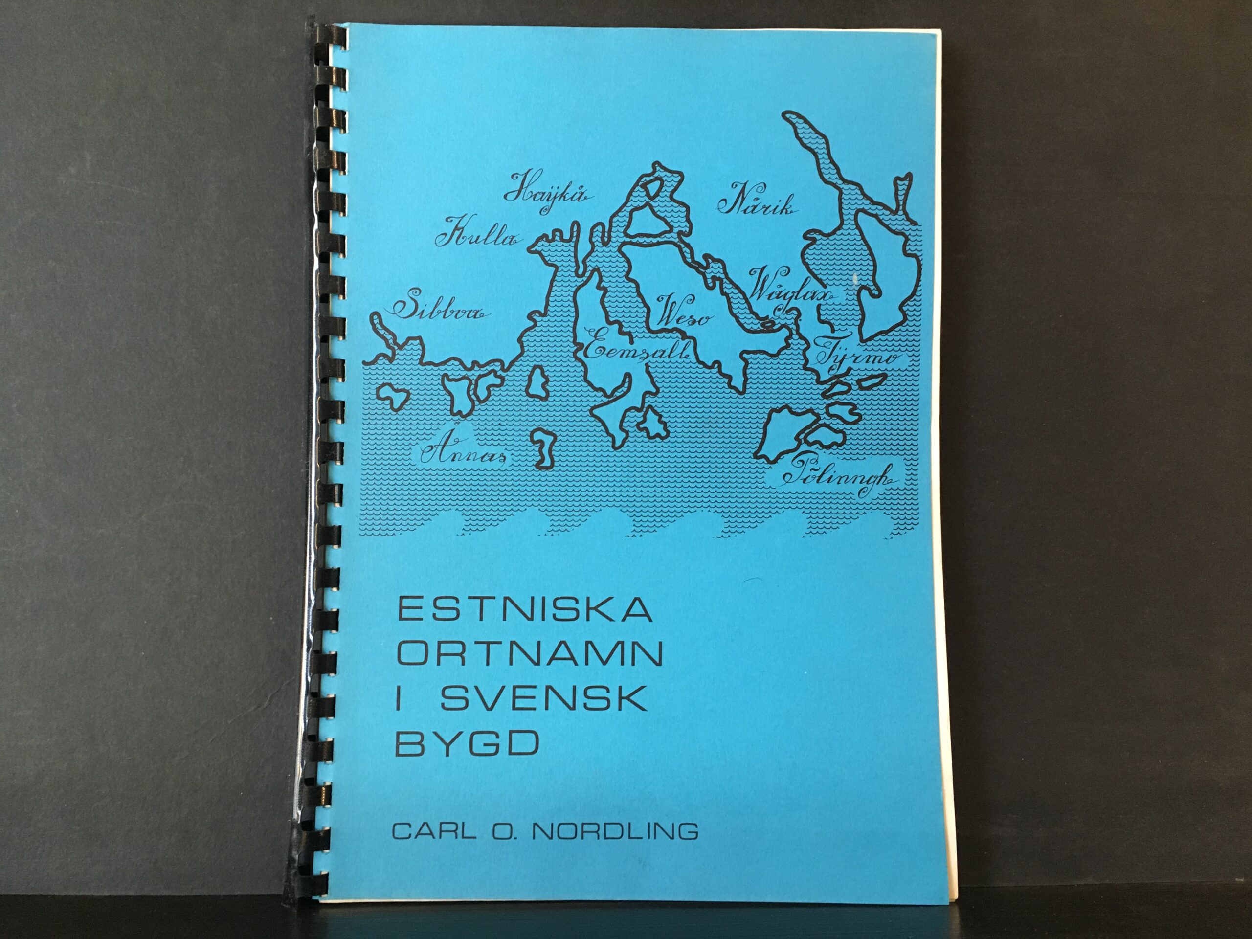 Nordling, Carl O.: Estniska ortnamn i svensk bygd. En ny teori om Östra Nylands första bebyggelse och om ursprunget till bygdens gamla icke-svenska ortnamn
