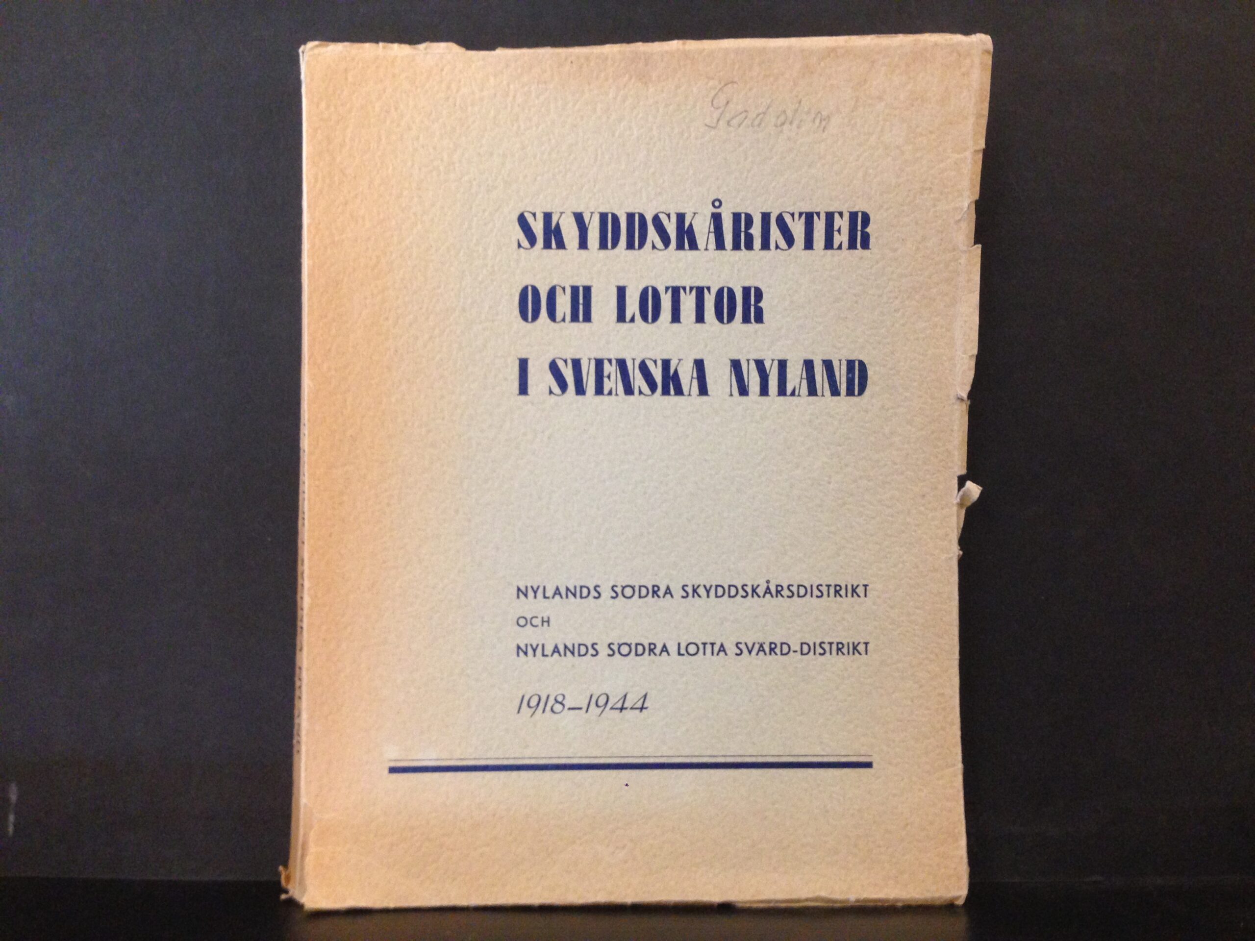 Appelgren, Armas; Gripenberg, Beatrice & Zweygbergk, Ola (Redaktion): Skyddskårister och lottor i svenska Nyland. Nylands södra skyddskårsdistrikt och Nylands södra Lotta Svärd-distrikt. 1918–1944