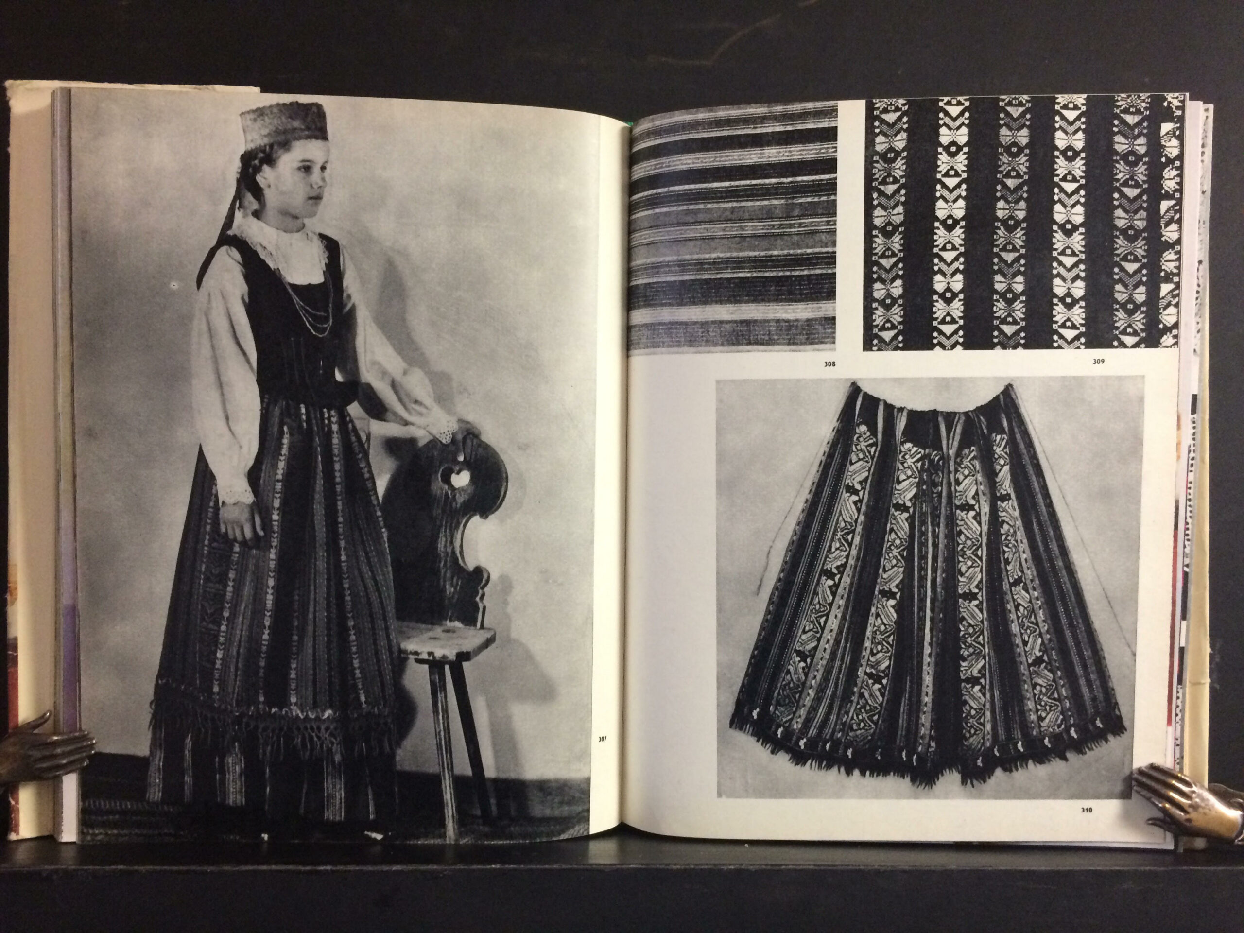 Lietuviu liaudies menas. Drabuziai. - Image 2