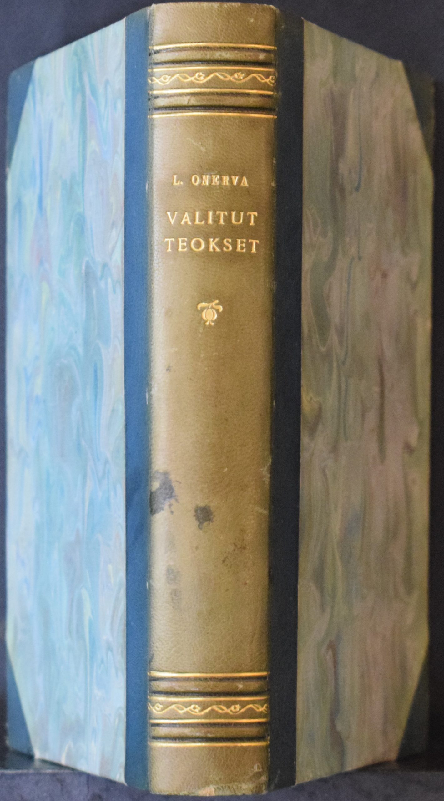 L. Onerva Valitut teokset L. Onervan omiste Elma Eliarsonille sekä 3 sivua Onervan käsinkirjoitettua tekstiä