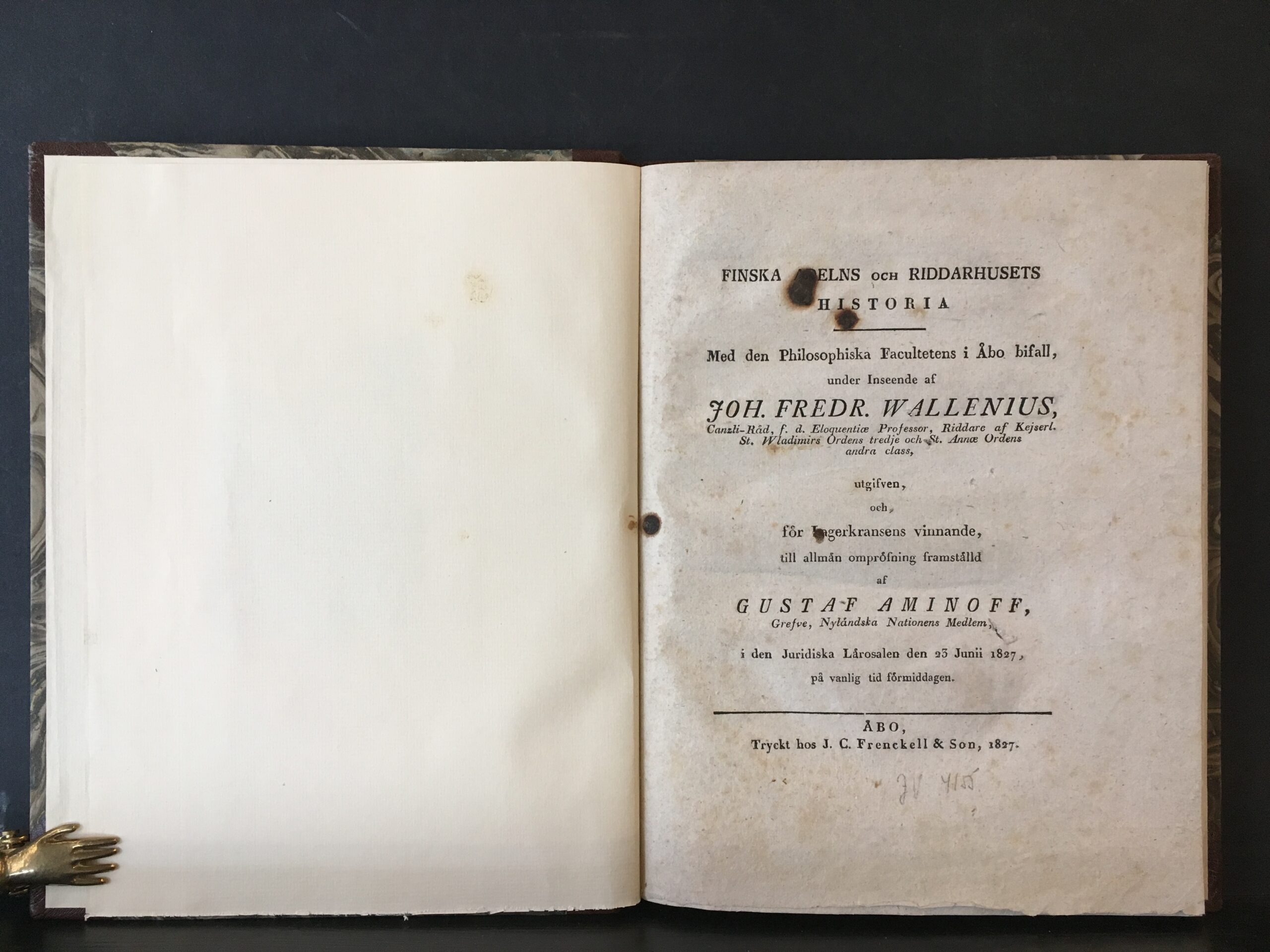 Aminoff, Gustaf: Finska adelns och riddarhusets historia med den philosophiska facultetens i Åbo bifall, under inseende af Joh. Fredr. Wallenius, canzli-råd, f. d. eloquentiae professor, riddare af Kejserl. St. Wladimirs Ordens tredje och St. Anna Ordens andra class, utgifven, och, för lagerkransens vinnande, till allmän ompröfning framställd af Gustaf Aminoff, grefve, Nyländska Nationens medlem, i den juridiska lärosalen den 23 Junii 1827, på vanlig tid förmiddagen