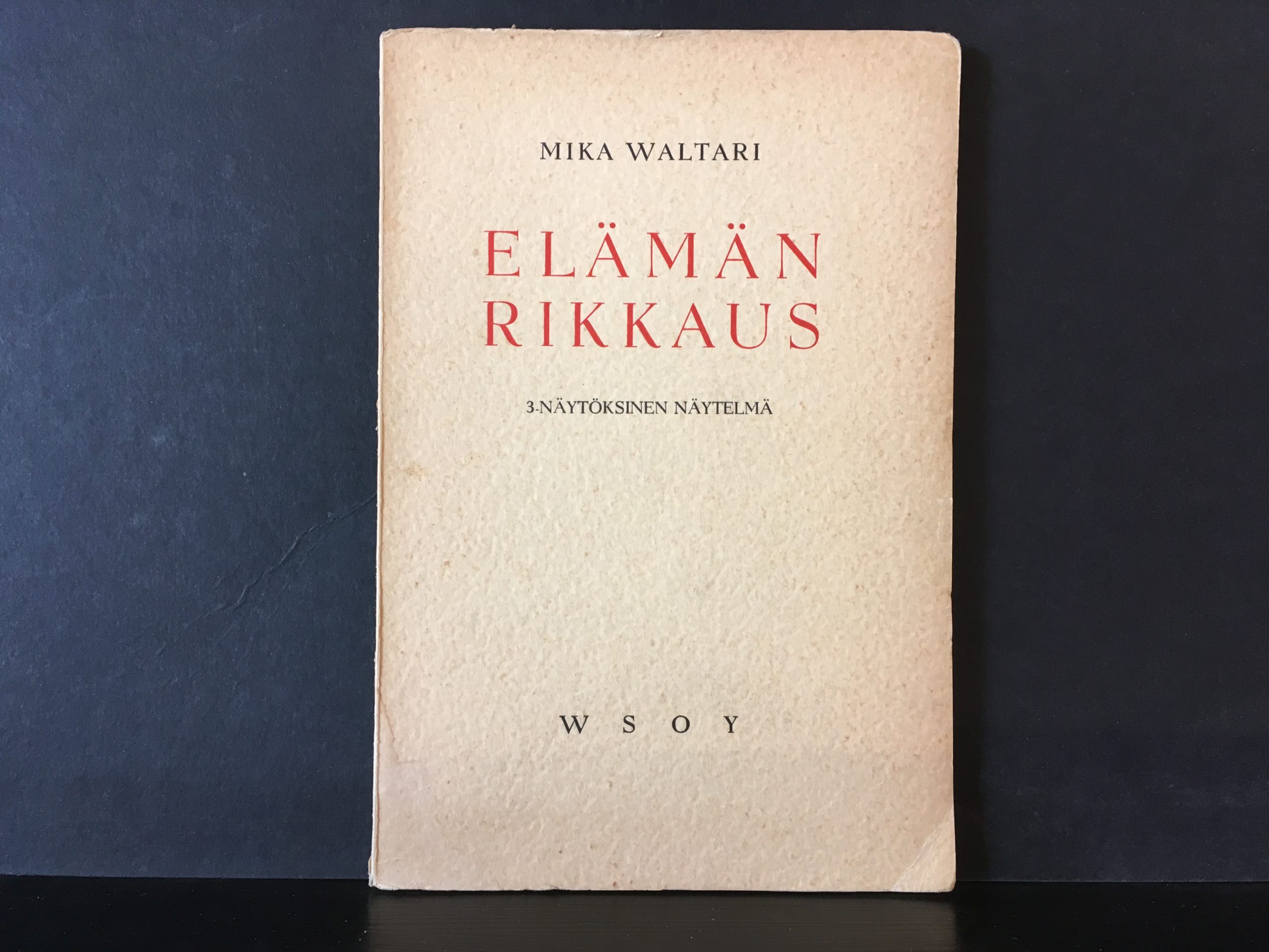 Waltari, Mika: Elämän rikkaus. 3-näytöksinen näytelmä (1. p.)