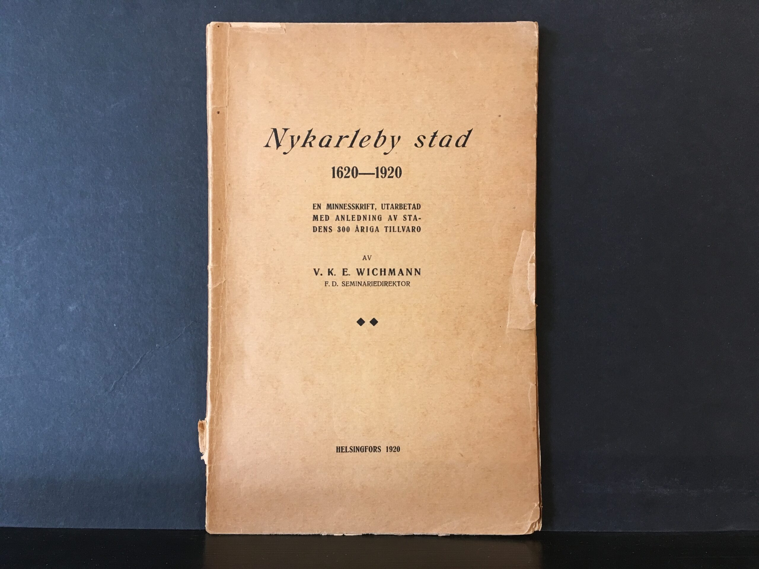Wichmann, V. K. E.: Nykarleby stad 1620–1920. En minneskrift, utarbetad med anledning av stadens 300 åriga tillvaro