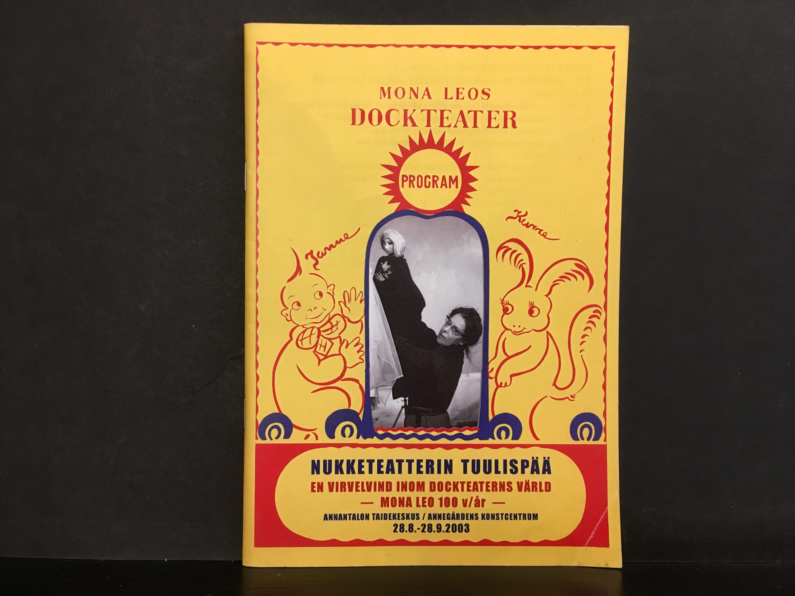 Nukketeatterin Tuulispää. En virvelvind inom dockteaterns värld – Mona Leo 100 v/år – Annatalon taidekeskus / Annegårdens konstcentrum 28.8.-29.9.2003