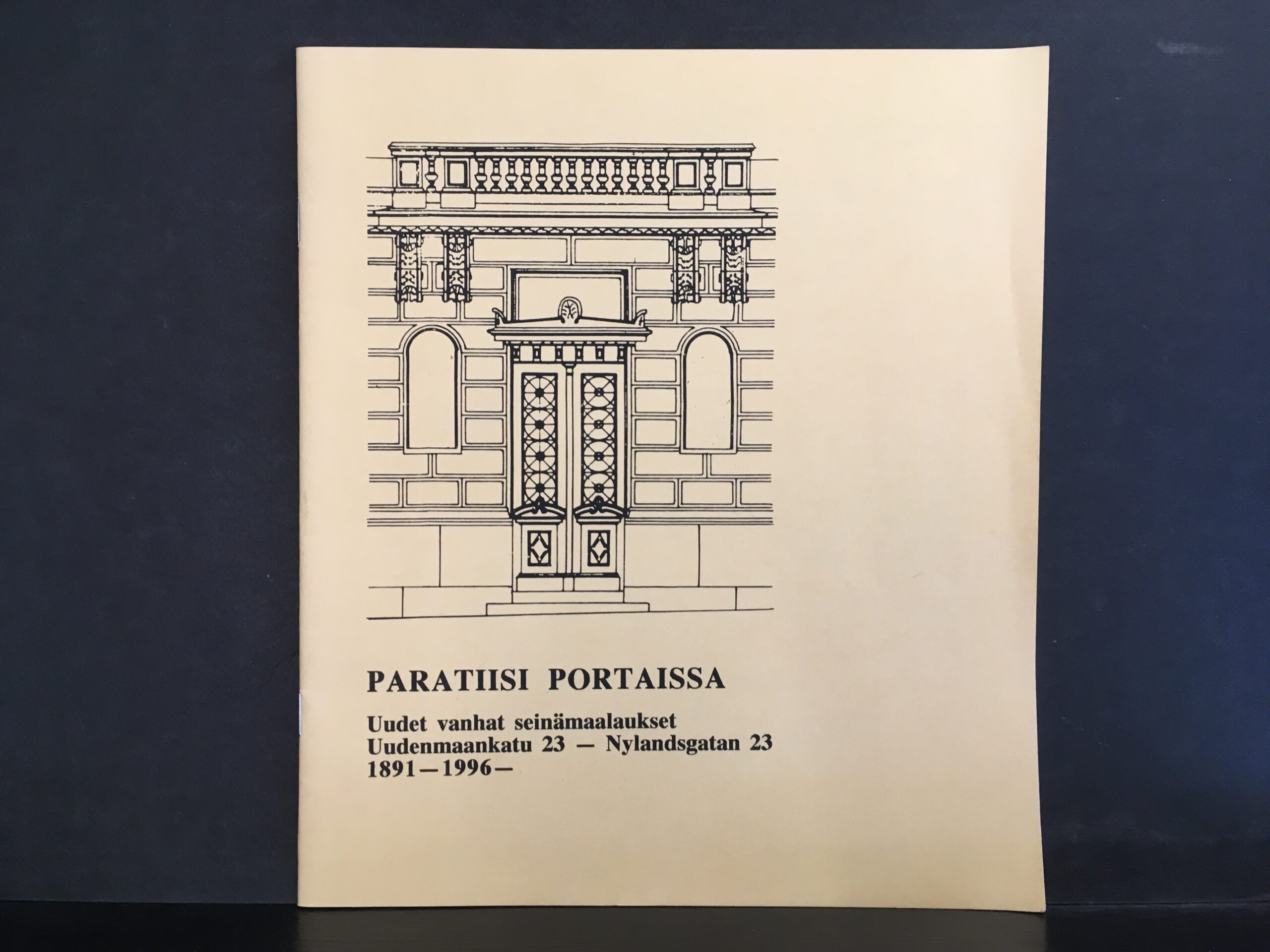 Larmola, Maija: Paratiisi portaissa. Uudet vanhat seinämaalaukset Uudenmaankatu 23 – Nylandsgatan 23 1891–1996–