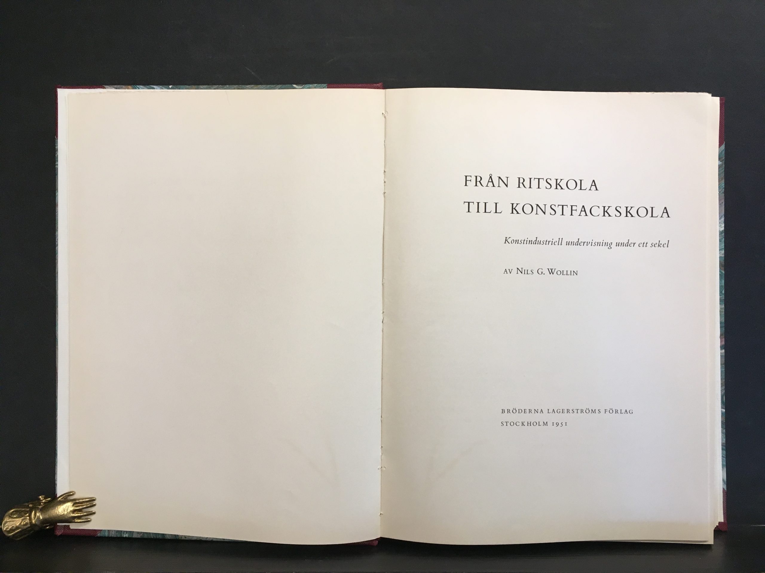 Wollin, Nils G.: Från ritskola till konstfackskola : konstindustriell undervisning under ett sekel