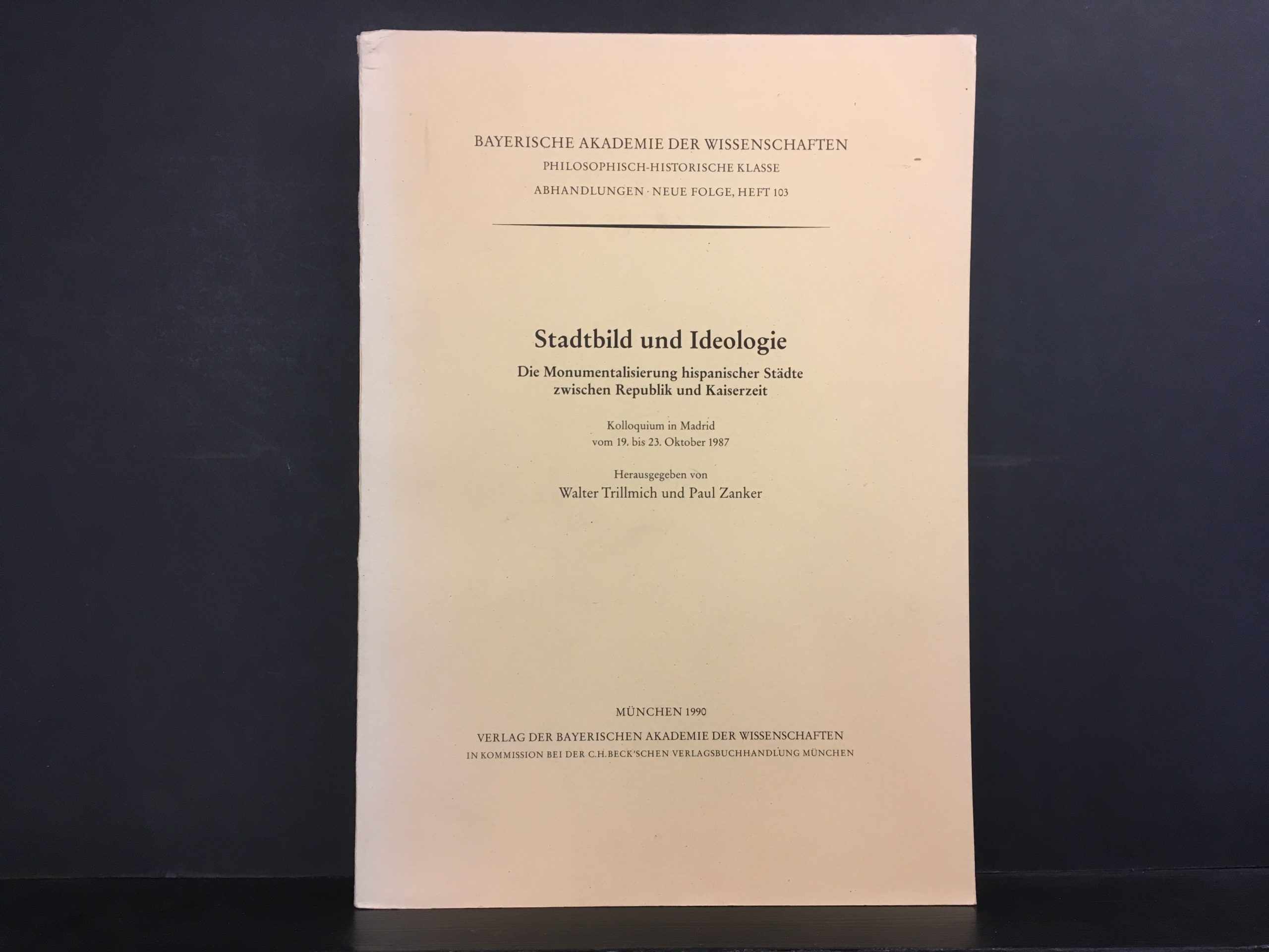 Trillmich, Walter & Zanker, Paul (ed.): Stadtbild und Ideologie. Die monumentalisierung hispanischer Städte zwischen Republik und Kaiserzeit
