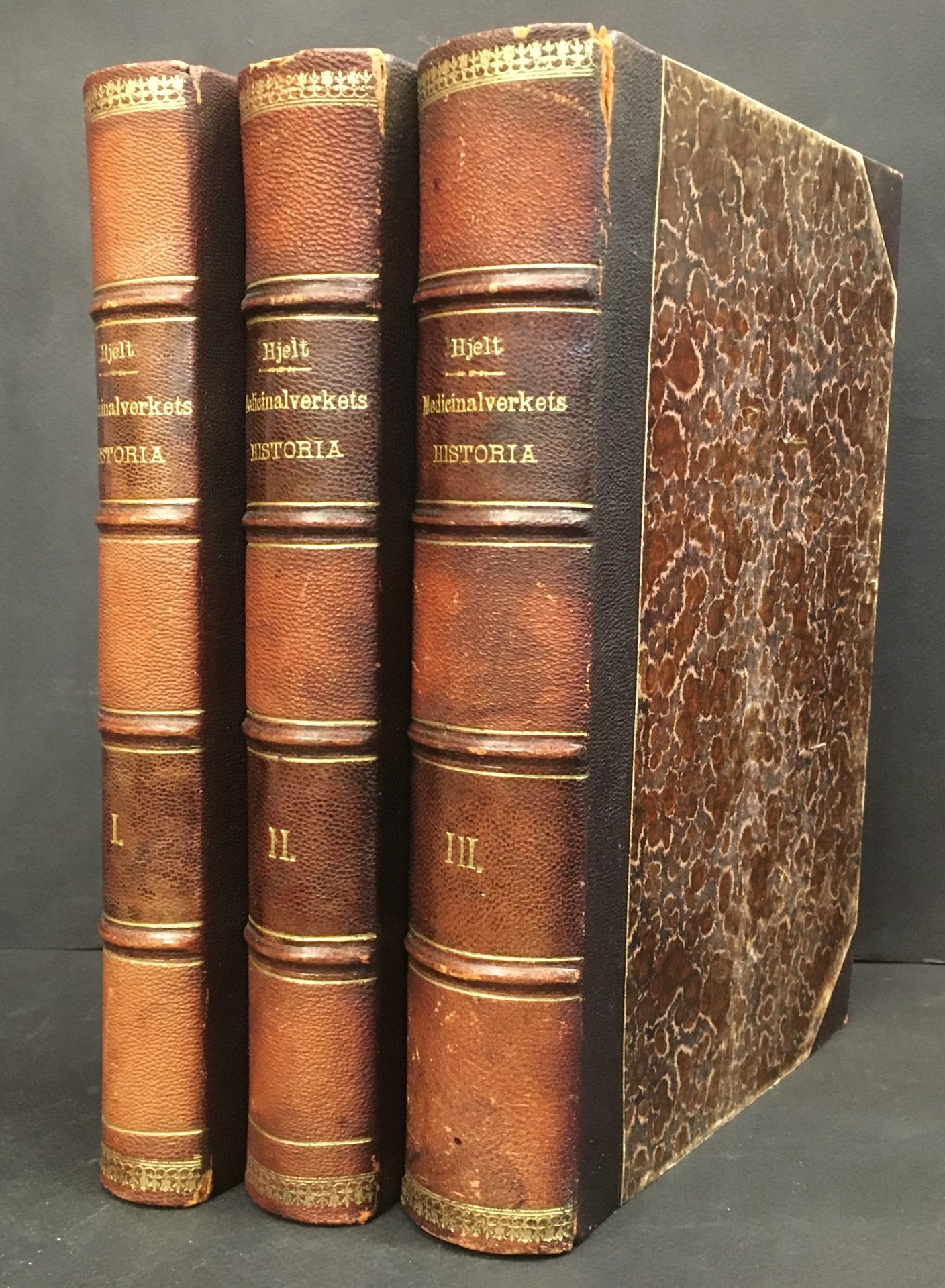 Hjelt, Otto E. A.: Svenska och finska medicinalverkets historia 1663-1812 I-III