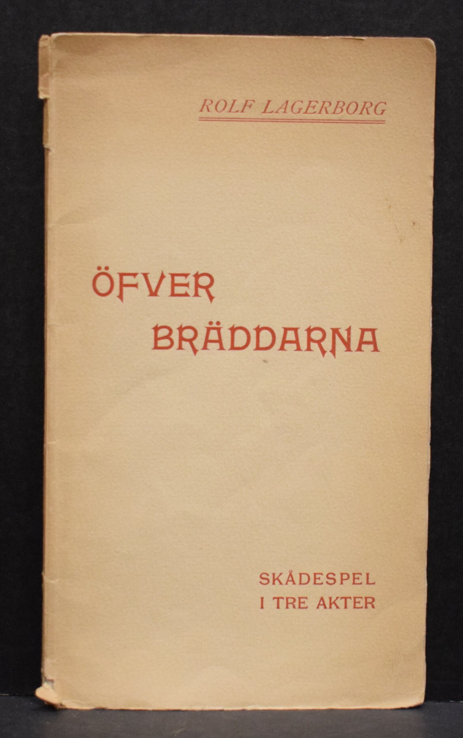 Öfver bräddarna - Skådespel i tre akter