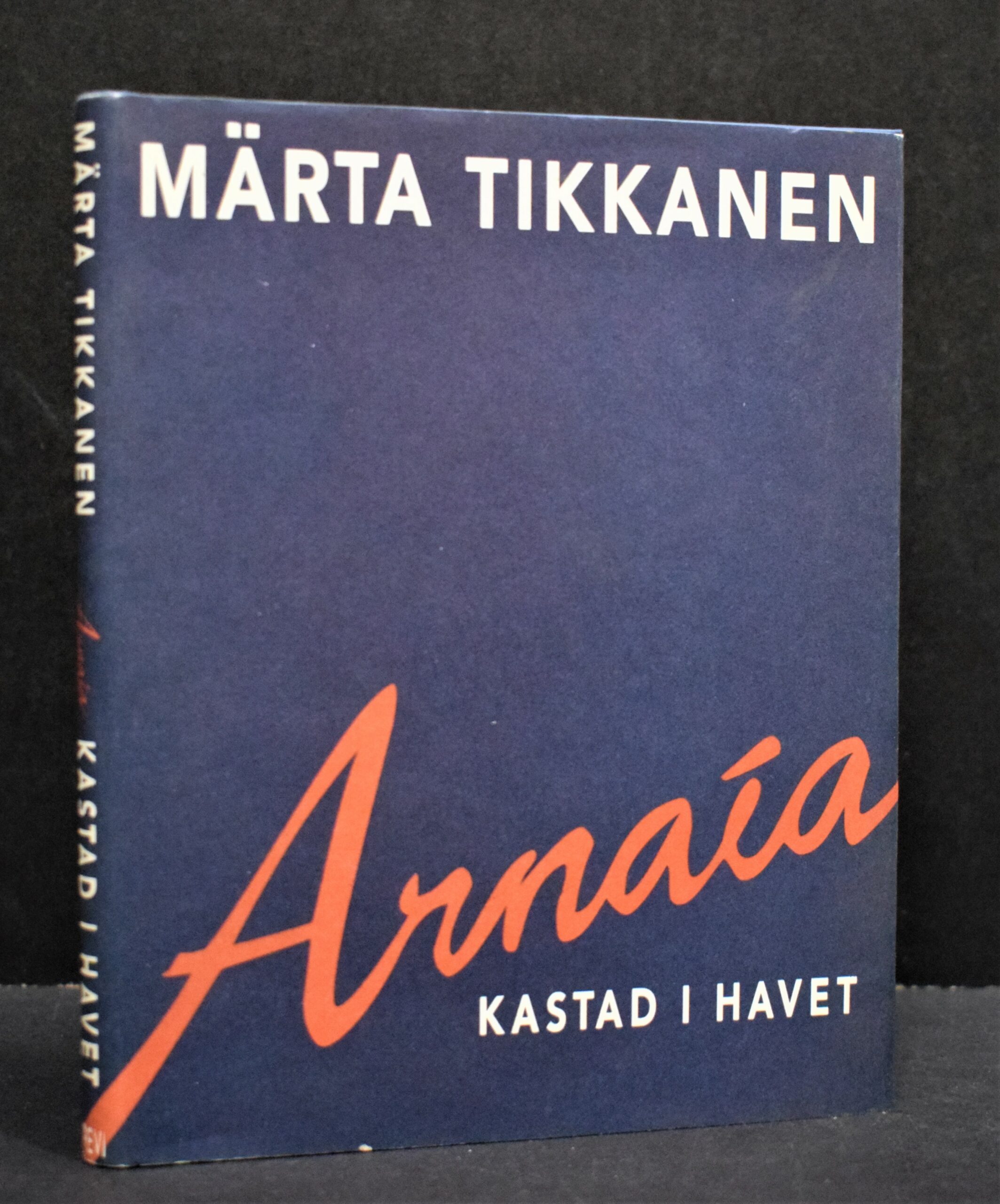 Arnaía kastad i havet